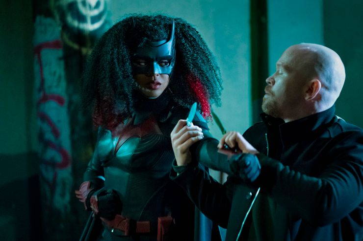 Batwoman and Victor Zsasz Fight