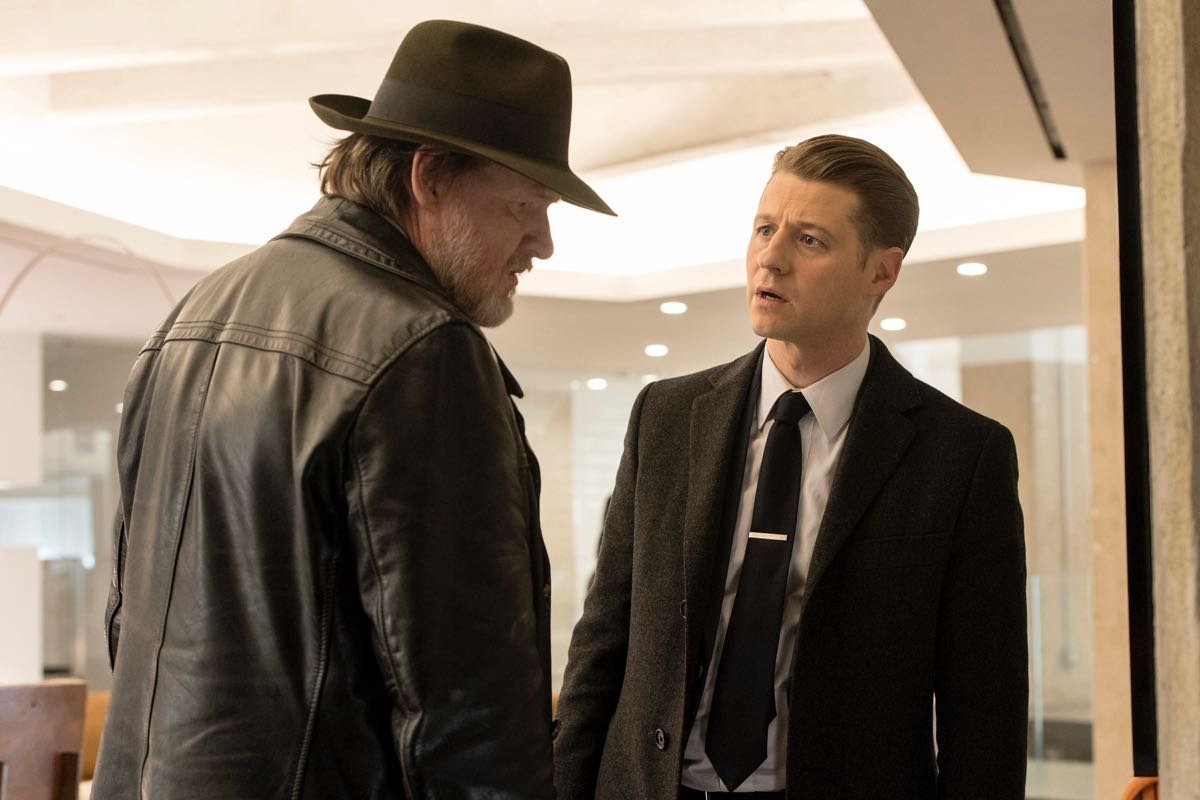 GOTHAM: L-R: Donal Logue and Ben McKenzie in the "A Dark Knight: Mandatory Brunch Meeting" episode of GOTHAM airing Thursday, April 5 (8:00-9:00 PM ET/PT) on FOX. Â©2018 Fox Broadcasting Co. Cr: FOX